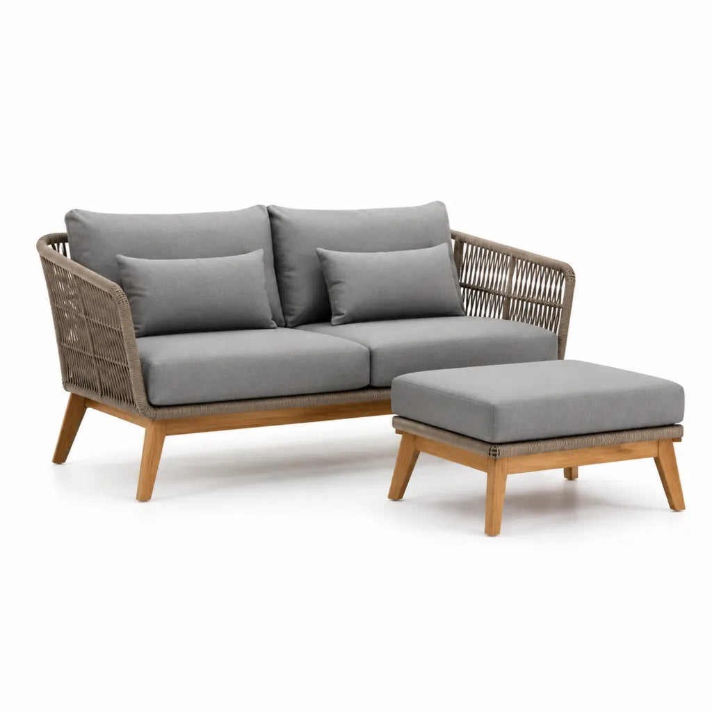 Set divano da giardino 2 posti con pouf rettangolare in legno massello di acacia e corda in PP grigio tortora 150 x 78 x 76 cm pouf 90 x 60 x 39 cm